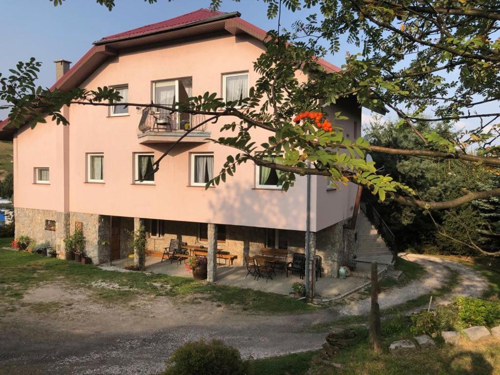 una vista exterior de una casa con un árbol en Agroturystyka Kapellanka - Kraina Wygasłych Wulkanów, en Wojcieszów