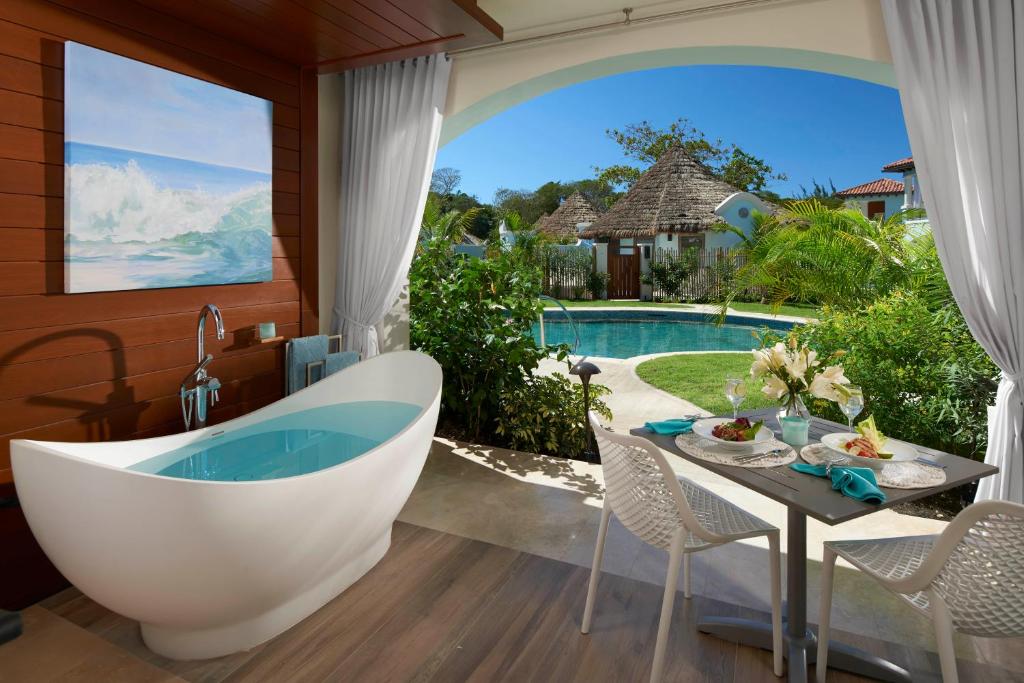 Бассейн в тропиках. Тропический бассейн в доме. Номер отеля бассейн тропики. Sandals Royal Barbados all-inclusive in St.Lawrence gap.