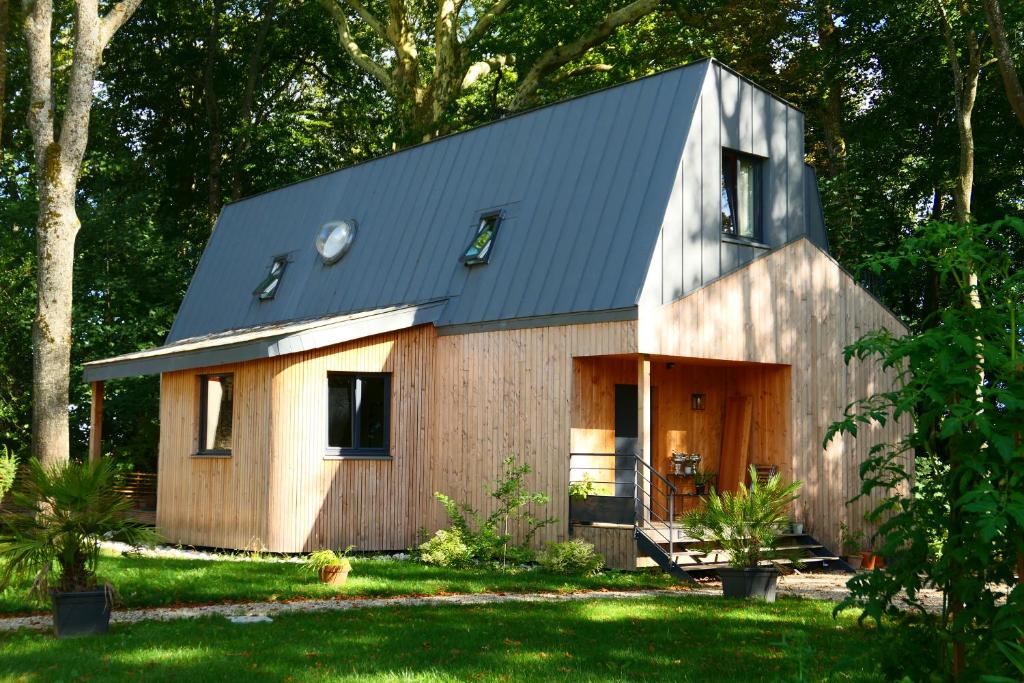 une maison en bois avec un toit en gambrel dans l'établissement Boisrouge, à Flagey-Échézeaux