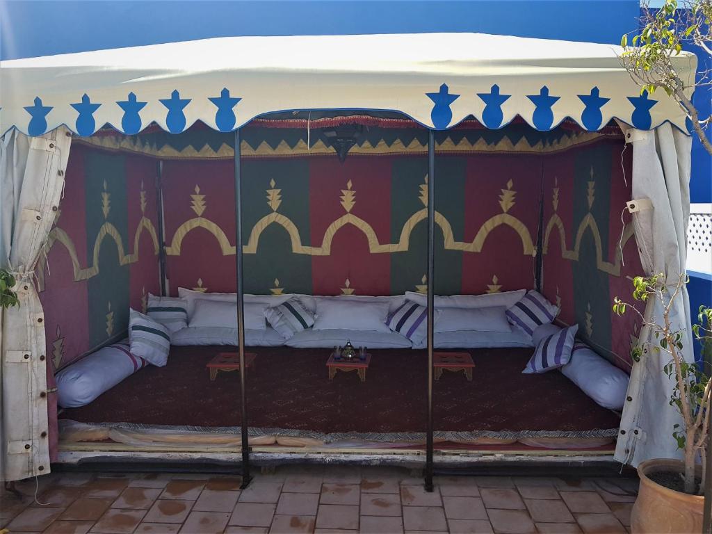 Postel nebo postele na pokoji v ubytování Dar Manara - Medina d'Asilah
