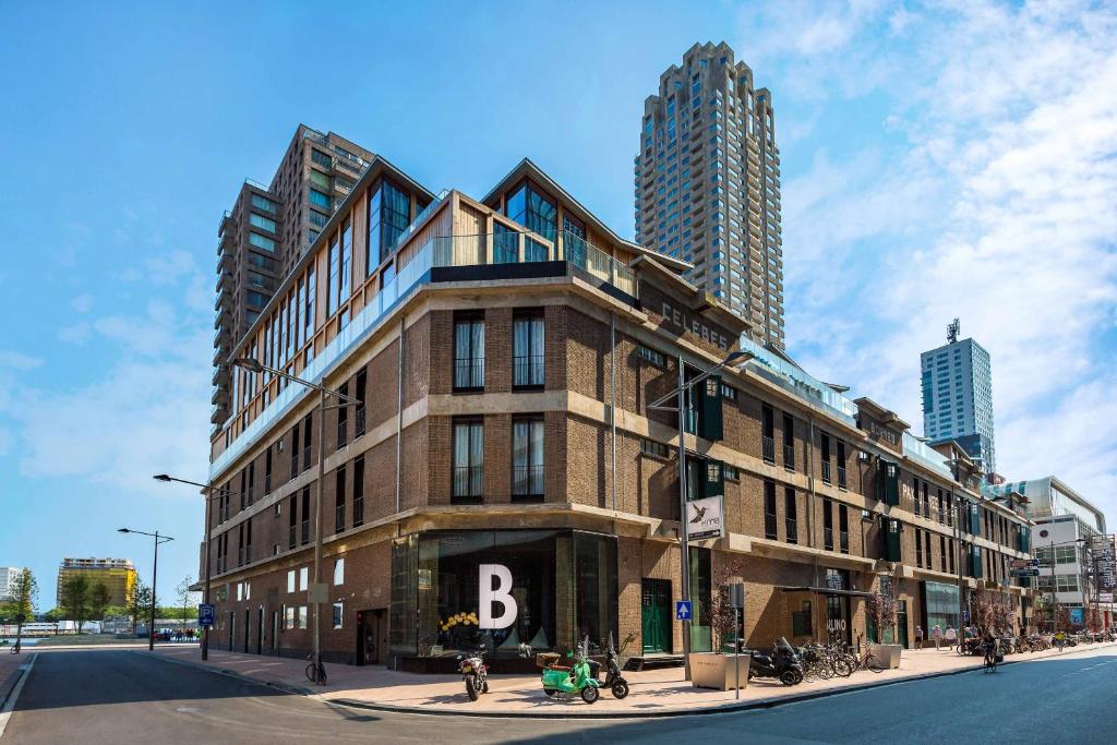 a large brick building with a letter b on it at Room Mate Bruno in Rotterdam