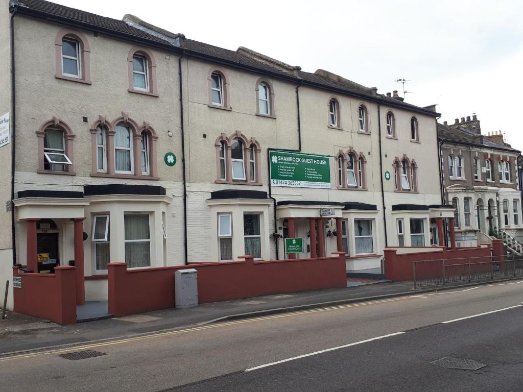 un edificio al lado de una calle en Shamrock Guest House, en Gravesend