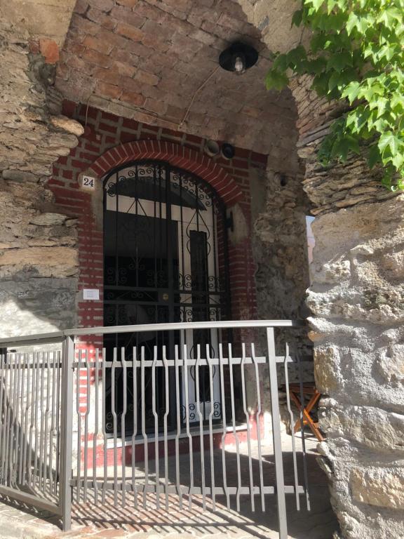 奧爾科費利諾的住宿－Pippi's Home Finale con box auto，石头建筑前的大门