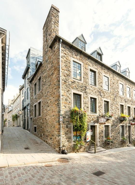Les Lofts Notre-Dame - Par Les Lofts Vieux-Québec - 一居室公寓，配有沙发床和楼梯