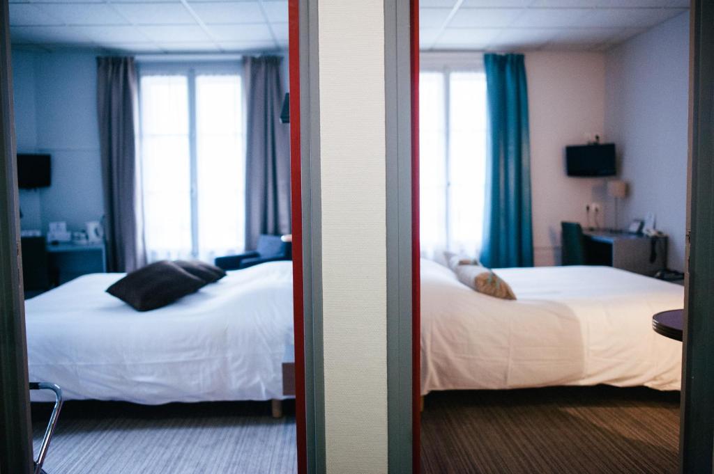 Кровать или кровати в номере Hôtel Carmin