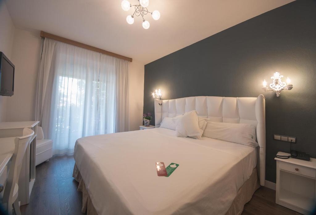 A bed or beds in a room at Los Angeles Hotel & Spa