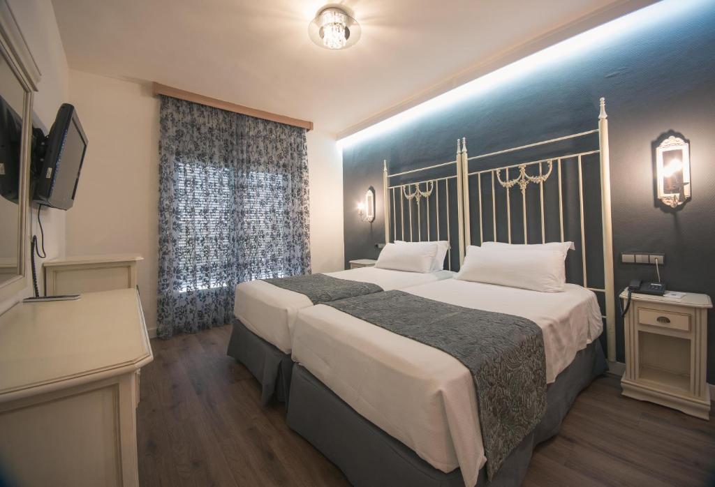 A bed or beds in a room at Los Angeles Hotel & Spa