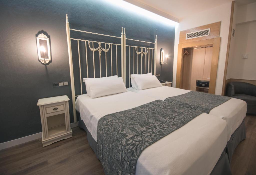A bed or beds in a room at Los Angeles Hotel & Spa