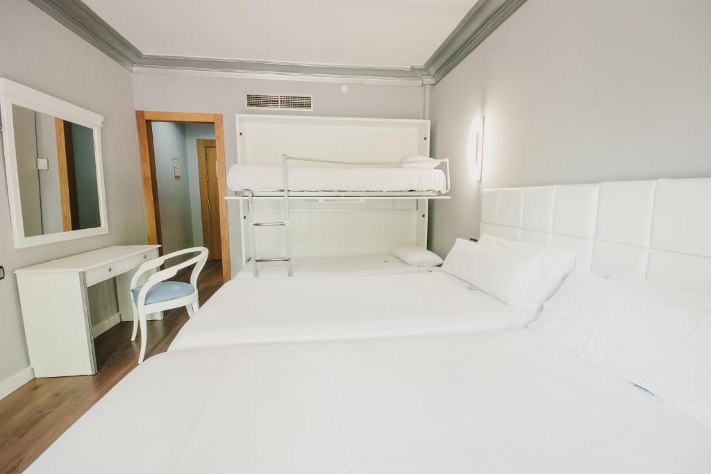 A bed or beds in a room at Los Angeles Hotel & Spa