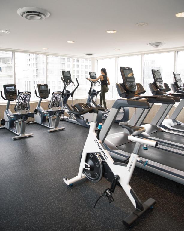 Fitness centrum a/nebo fitness zařízení v ubytování One King West Hotel and Residence