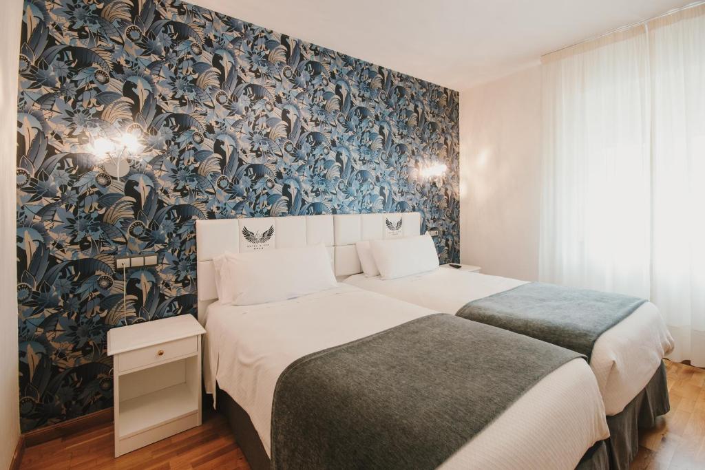 A bed or beds in a room at Los Angeles Hotel & Spa