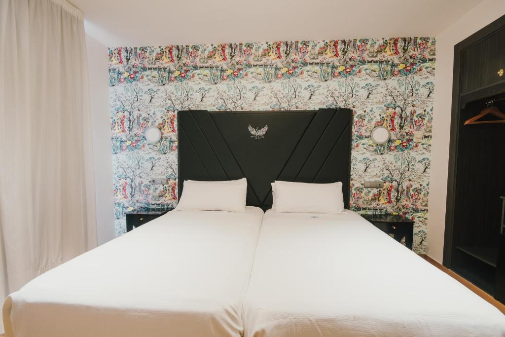 A bed or beds in a room at Los Angeles Hotel & Spa