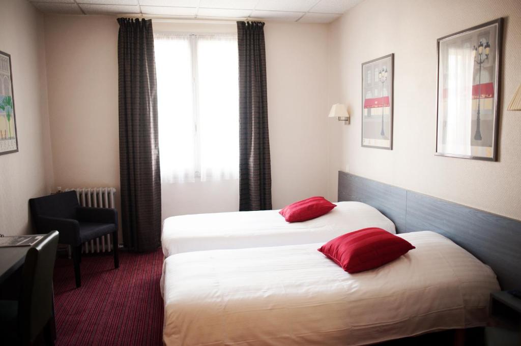 Кровать или кровати в номере Hôtel Carmin