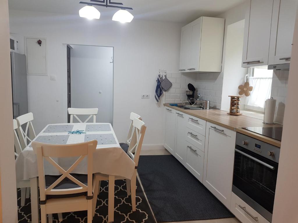 Kuchyň nebo kuchyňský kout v ubytování Luxury Apartment