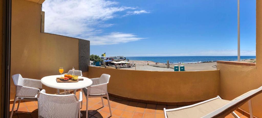 エル・メダノにあるCasa Paradiseのビーチを望むバルコニー(テーブル、椅子付)