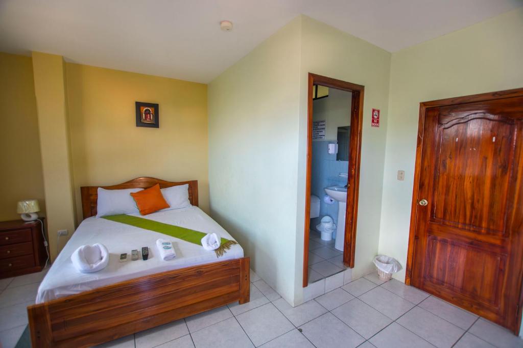 Postel nebo postele na pokoji v ubytování Hostal Andry