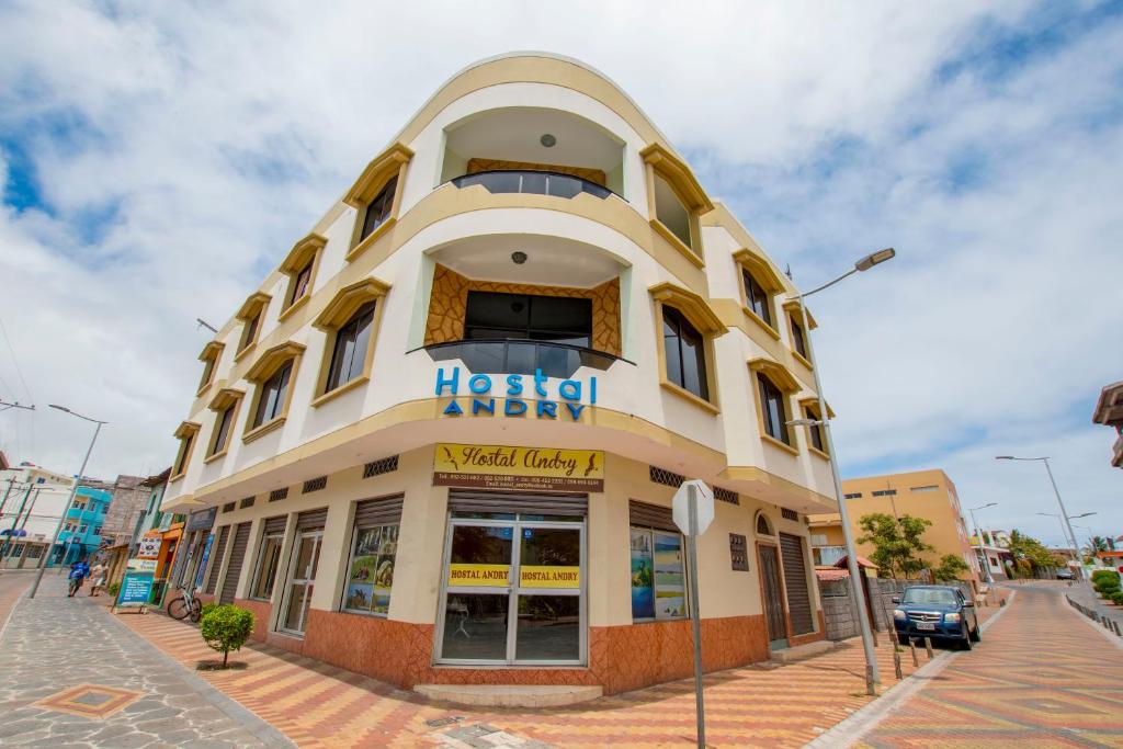 budynek z podpisem hotelu w obiekcie Hostal Andry w mieście Puerto Baquerizo Moreno