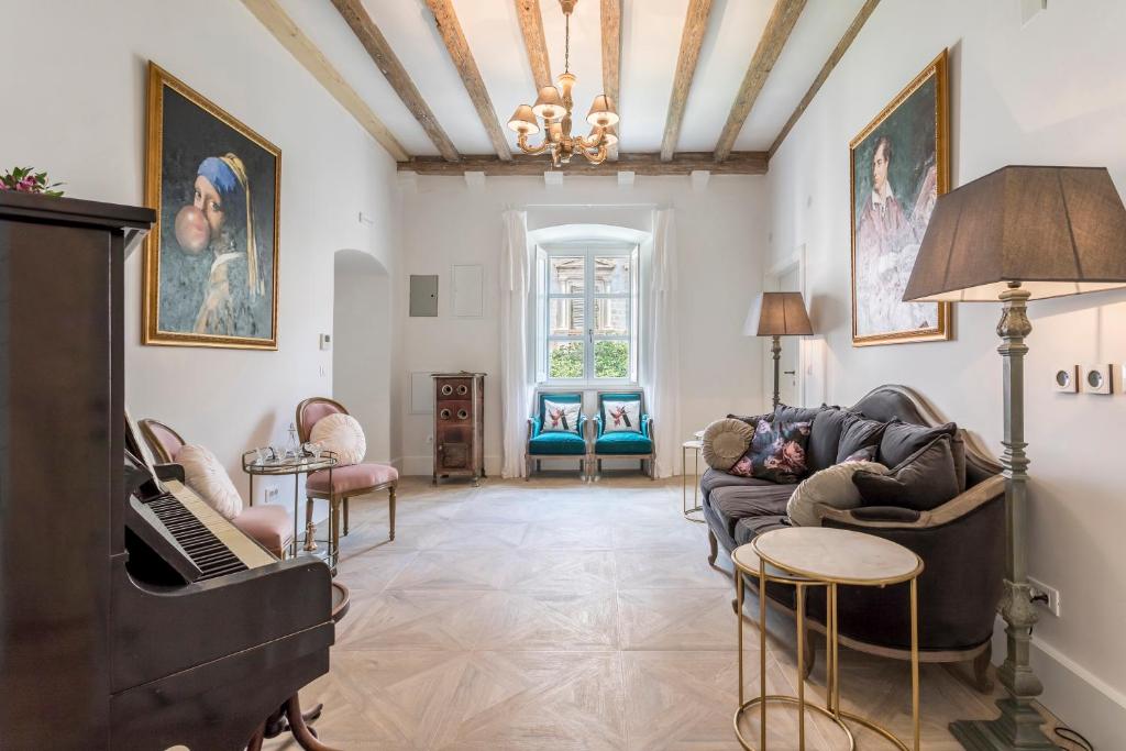- un salon avec un canapé et un piano dans l'établissement The Byron, à Dubrovnik