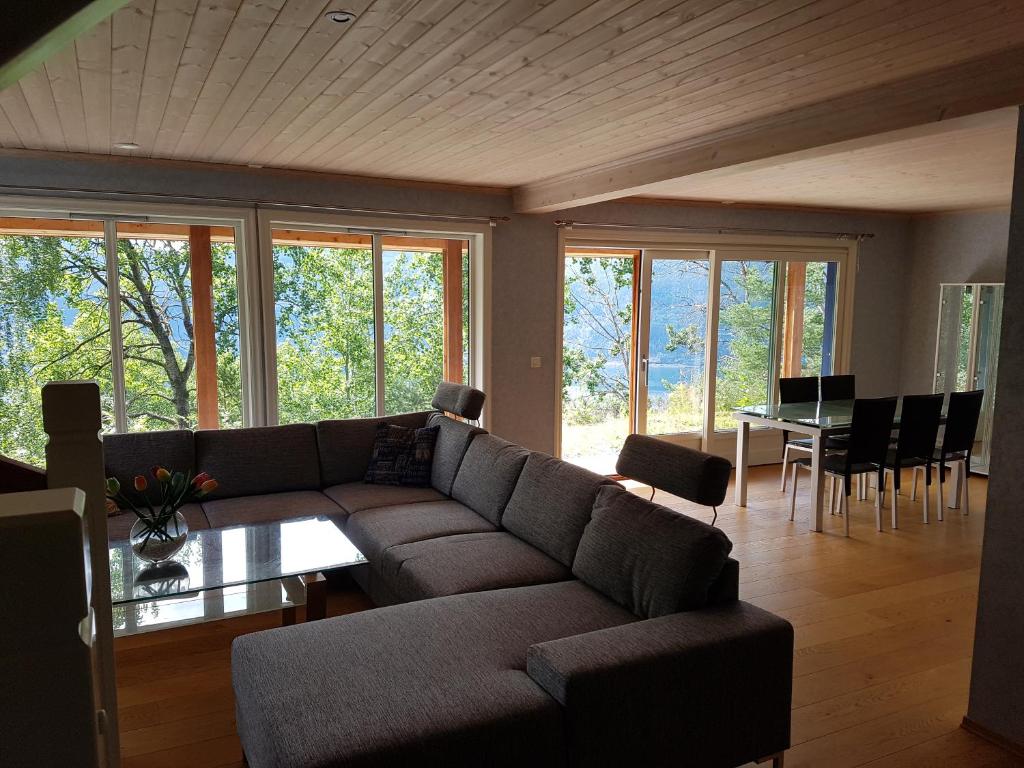 ein Wohnzimmer mit einem Sofa und einem Tisch in der Unterkunft Panorama view along the fjord in Stryn in Blakset