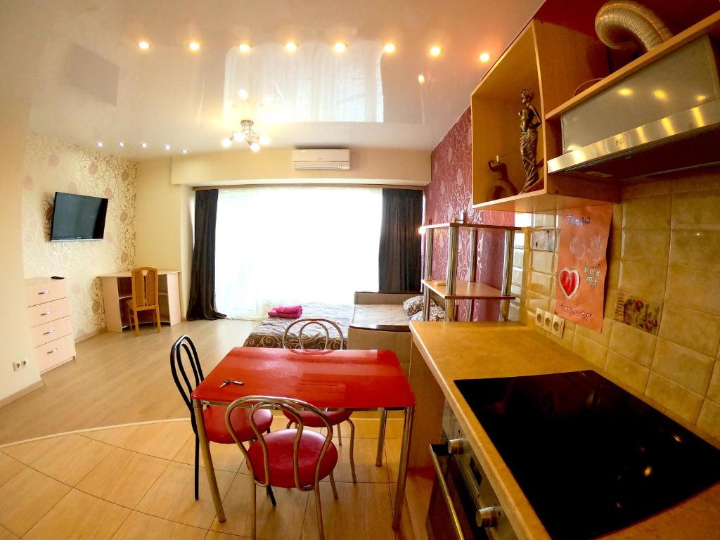ドニプロにあるLUX studio river view 24 floor - Kirova 27Dのキッチン、ダイニングルーム(赤いテーブル、椅子付)