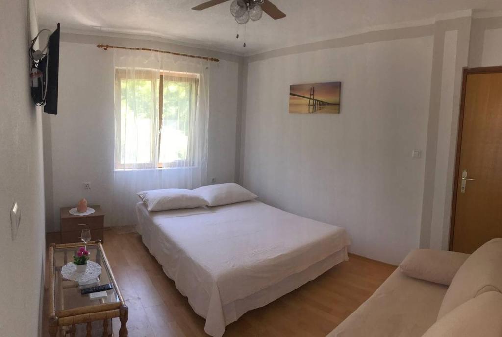 Vacation Rentals Croatia - 带有山景露台的公寓