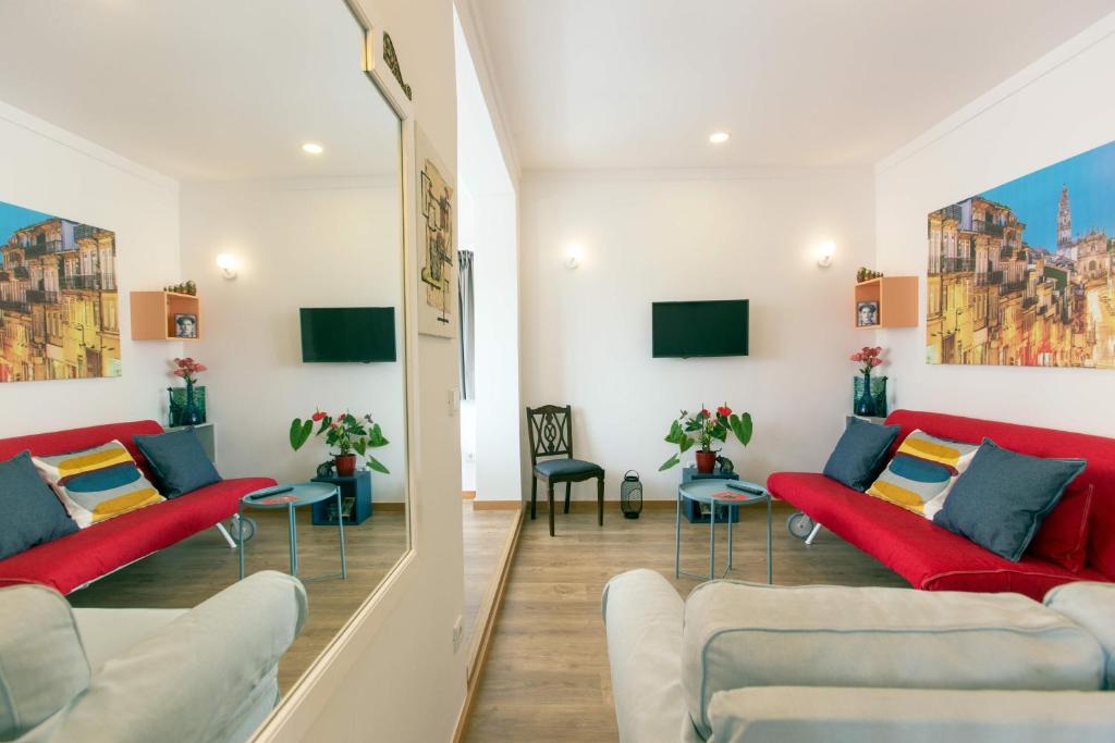 uma sala de estar com sofás e cadeiras e um espelho em Friends & Family Tree no Porto