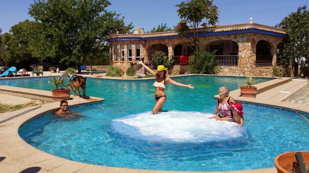 un gruppo di donne che giocano in piscina di Villa Rosi ad Albacete