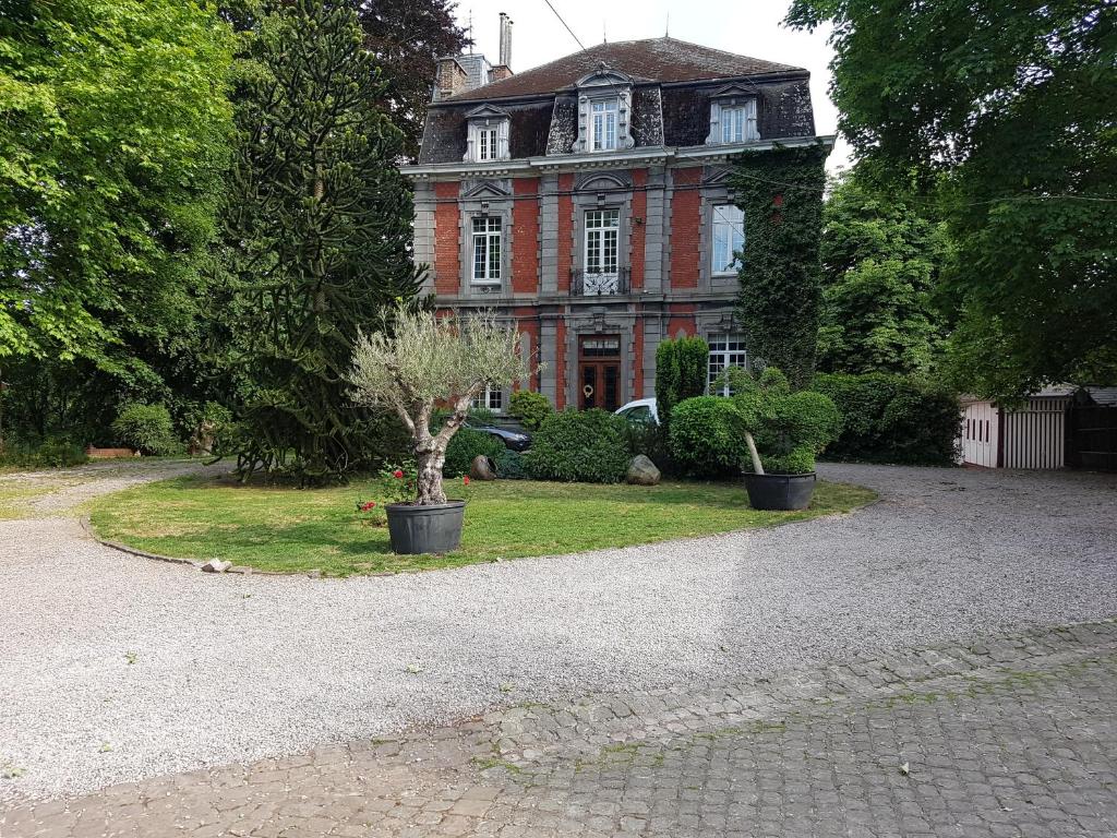 Ein Garten an der Unterkunft Château Lambert Moulinsart Hotel, shuttle airport, long term parking, snooker, large terrasse, dinner, breakfast