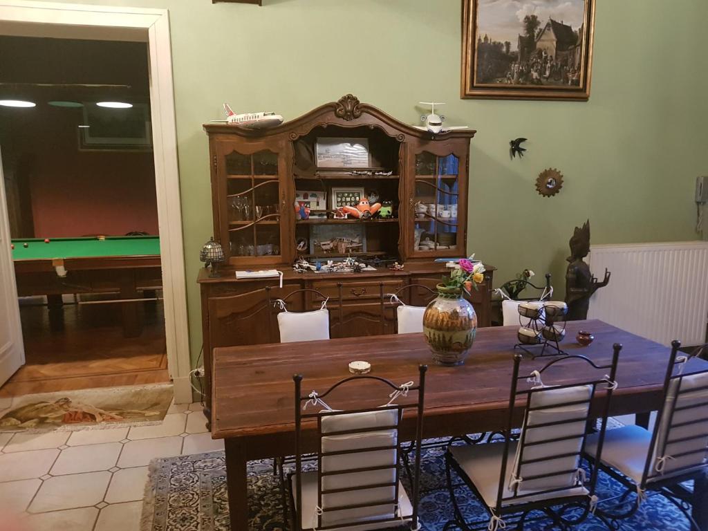 Galeriebild der Unterkunft Château Lambert Moulinsart Hotel, shuttle airport, long term parking, snooker, large terrasse, dinner, breakfast in Charleroi