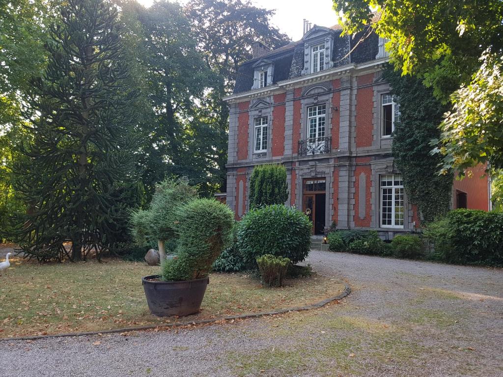 Ein Garten an der Unterkunft Château Lambert Moulinsart Hotel, shuttle airport, long term parking, snooker, large terrasse, dinner, breakfast