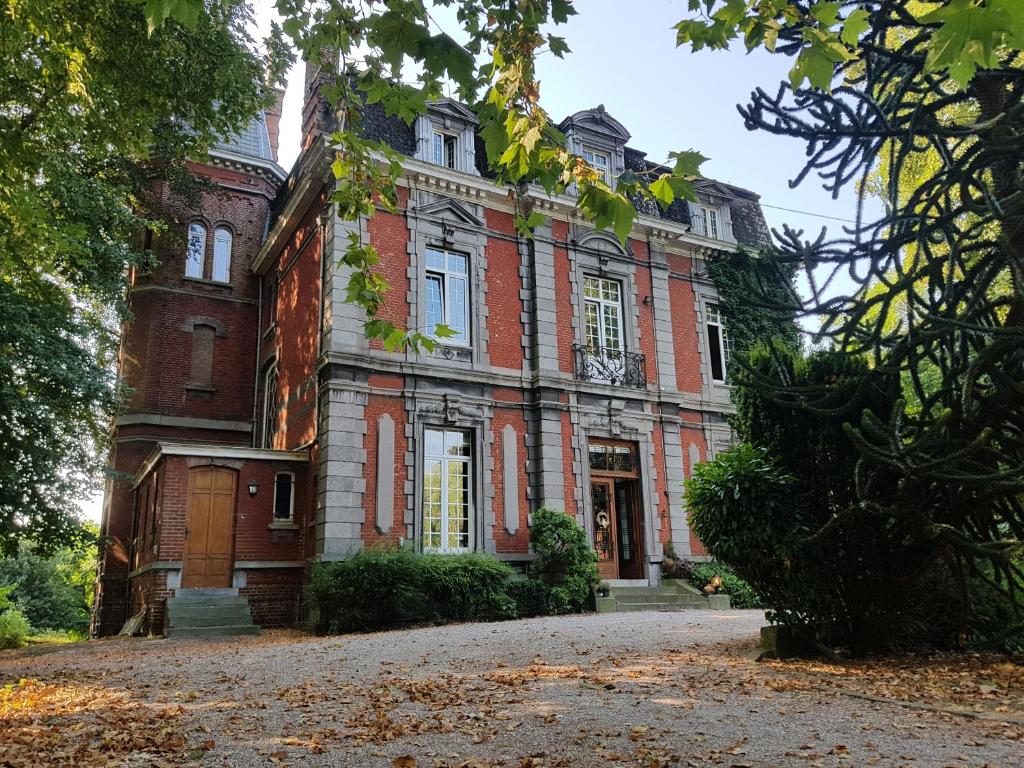 Ein Garten an der Unterkunft Château Lambert Moulinsart Hotel, shuttle airport, long term parking, snooker, large terrasse, dinner, breakfast