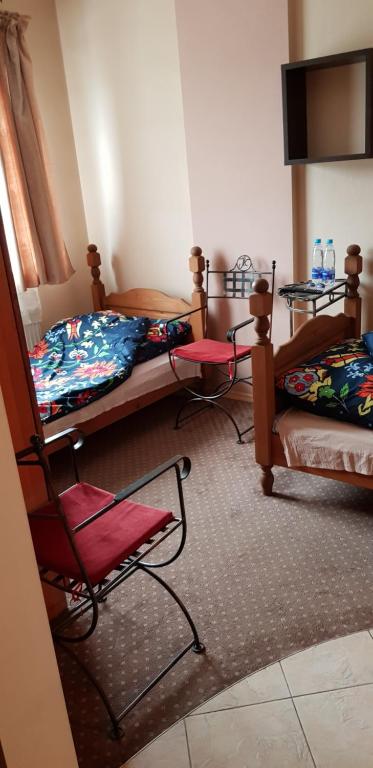 Pokój z 2 łóżkami piętrowymi i krzesłem w obiekcie Roadway w Kielcach