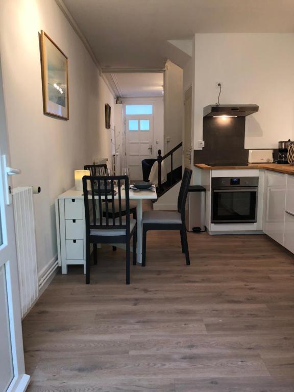 cocina con mesa y sillas en una habitación en maison Vendeuvre sur barse en Vendeuvre-sur-Barse