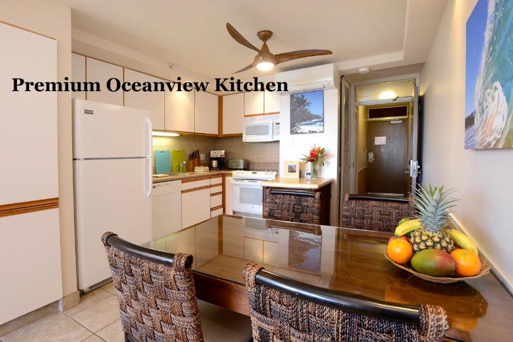 Kuchyň nebo kuchyňský kout v ubytování Mana Kai Maui - Official Onsite Rental Company