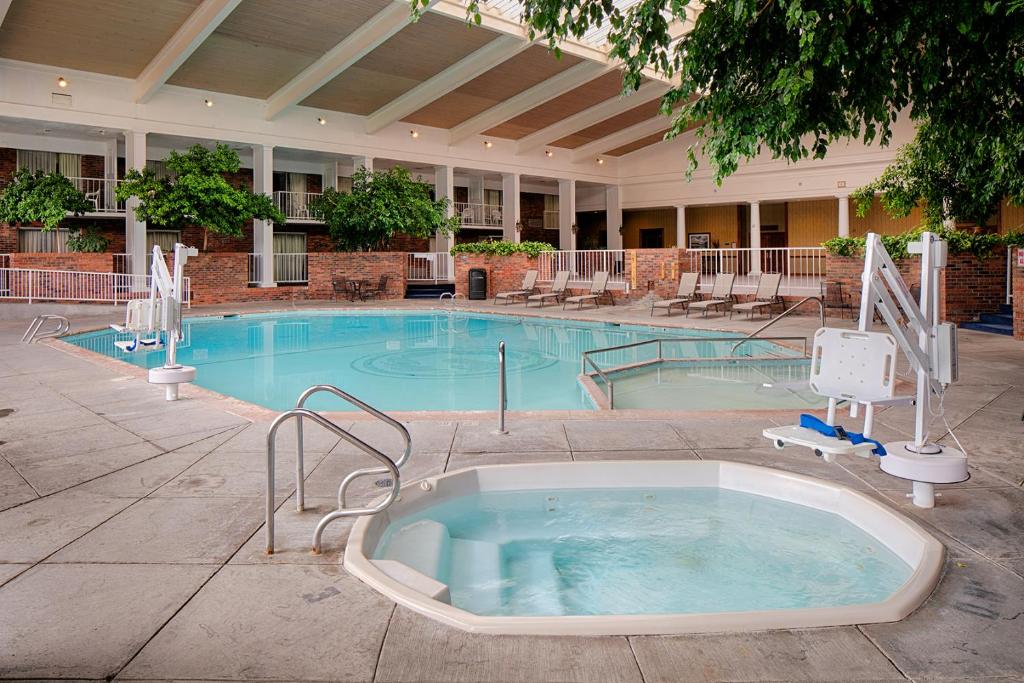 Red Lion Hotel Pocatello في بوكاتيلو: مسبح كبير مع حوض استحمام ساخن في الفندق
