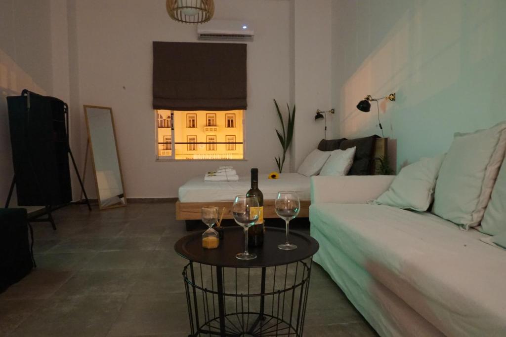 Posteľ alebo postele v izbe v ubytovaní Aristotelous Square Luxury Studio