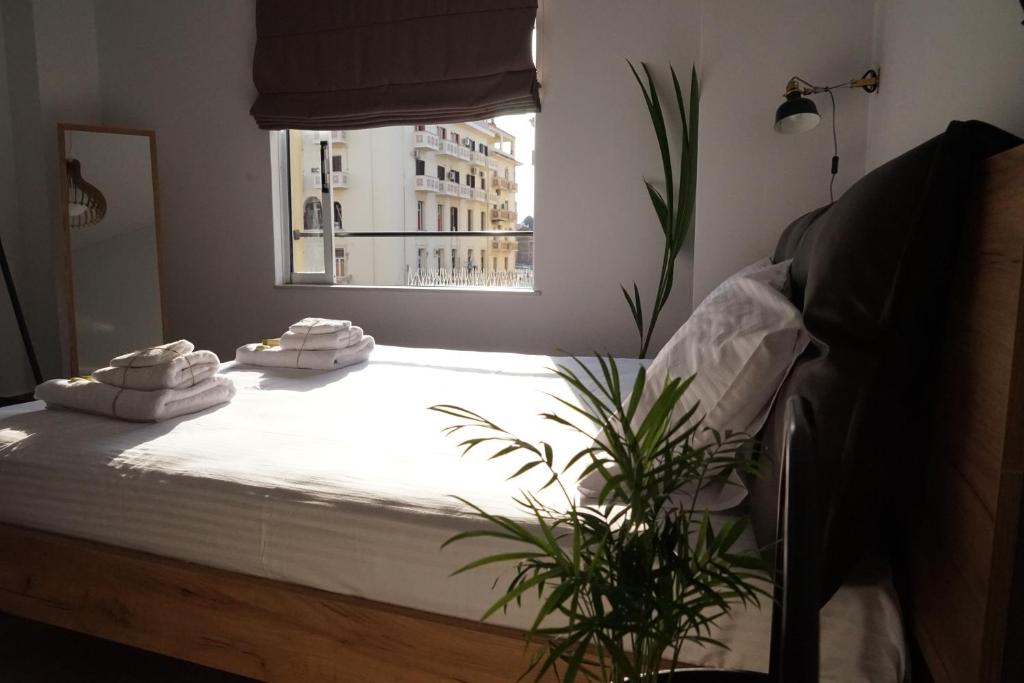 Posteľ alebo postele v izbe v ubytovaní Aristotelous Square Luxury Studio