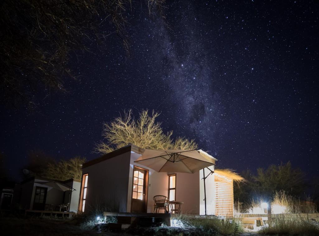 ein Haus mit Sternenhimmel in der Nacht in der Unterkunft Lodge Quelana in San Pedro de Atacama