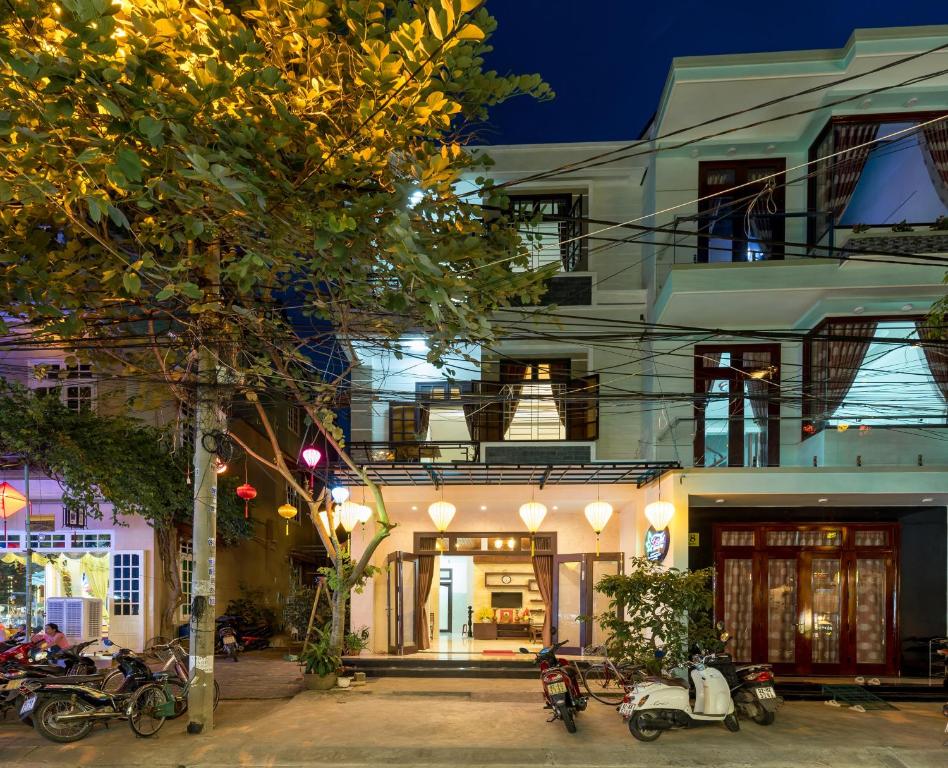 un bâtiment avec des motos garées devant lui dans l'établissement Hoa Thu Homestay, à Hội An