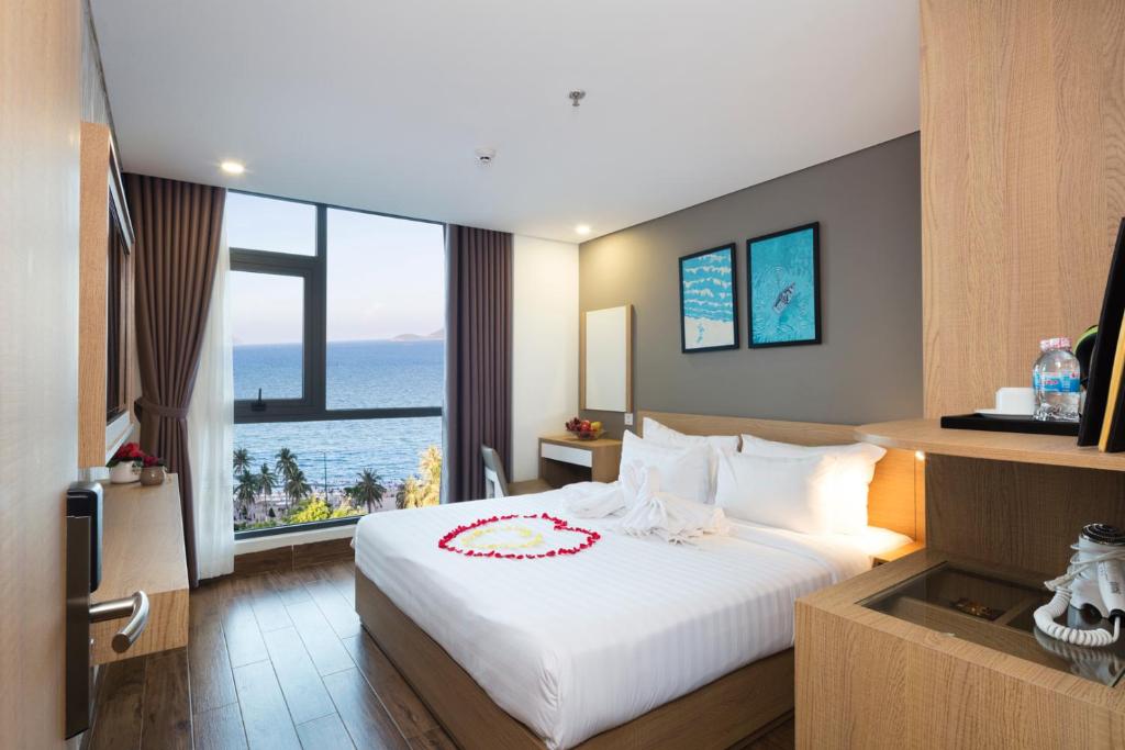 een hotelkamer met een bed en een groot raam bij Smile Hotel Nha Trang in Nha Trang