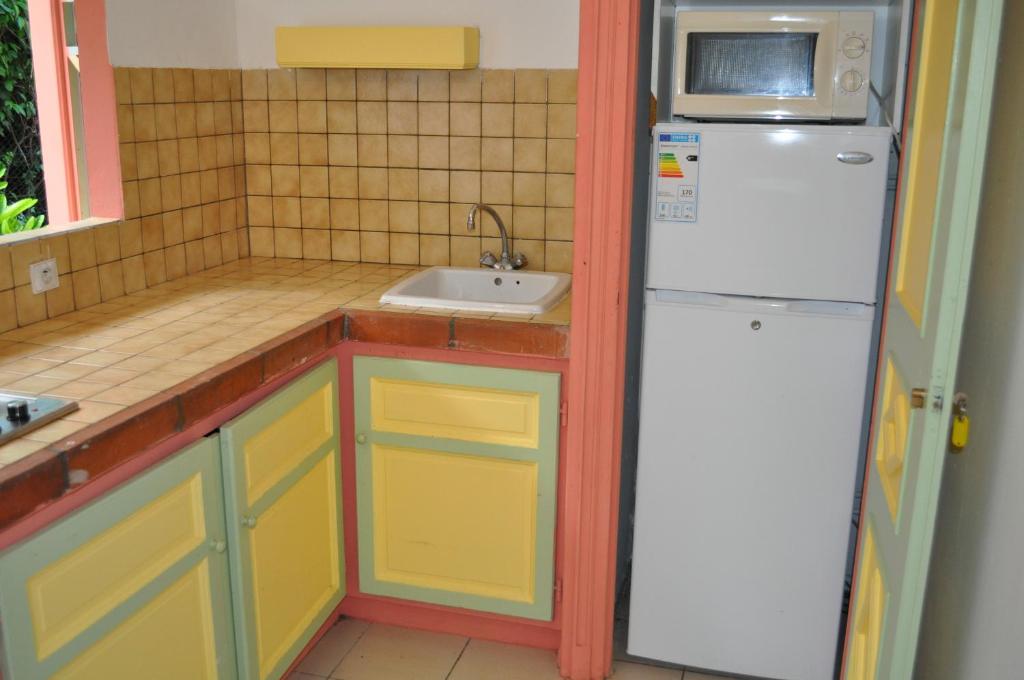 Kuchyň nebo kuchyňský kout v ubytování Appartement Hibiscus 2