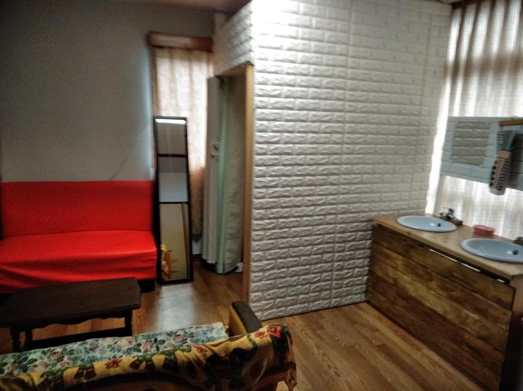 Posezení v ubytování Travellersdou Kirinya