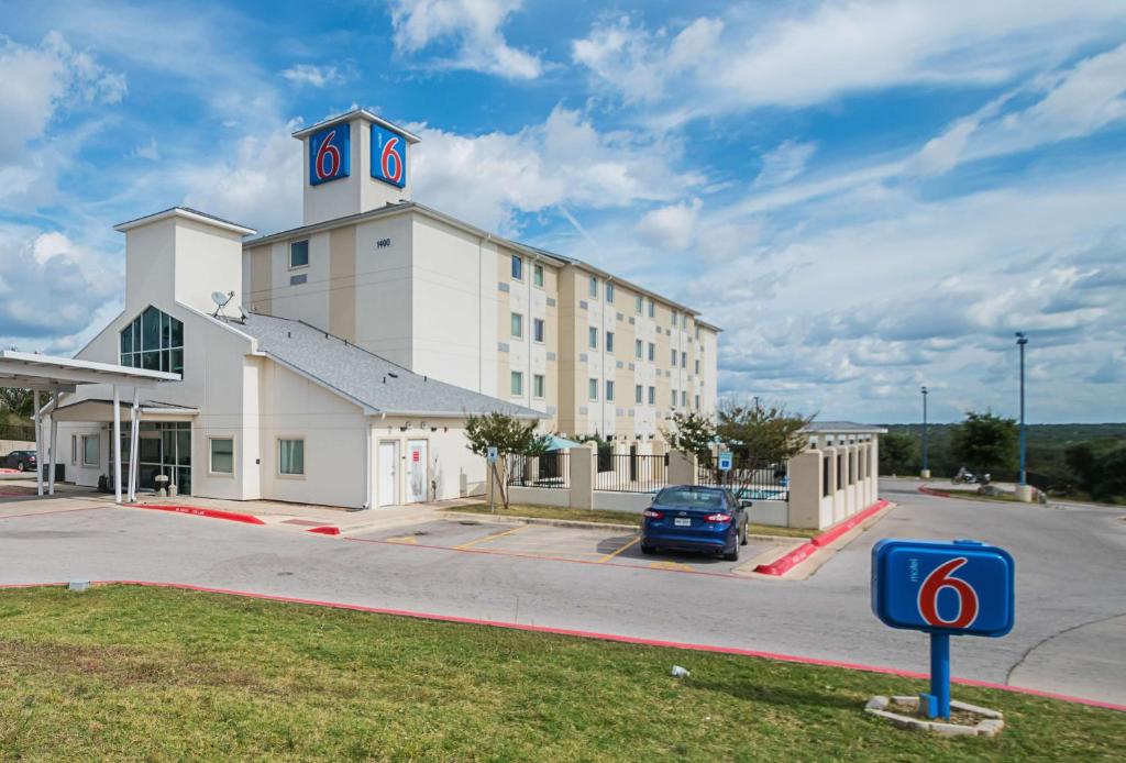 a building with a car parked in front of it at Motel 6-Marble Falls, TX in Marble Falls