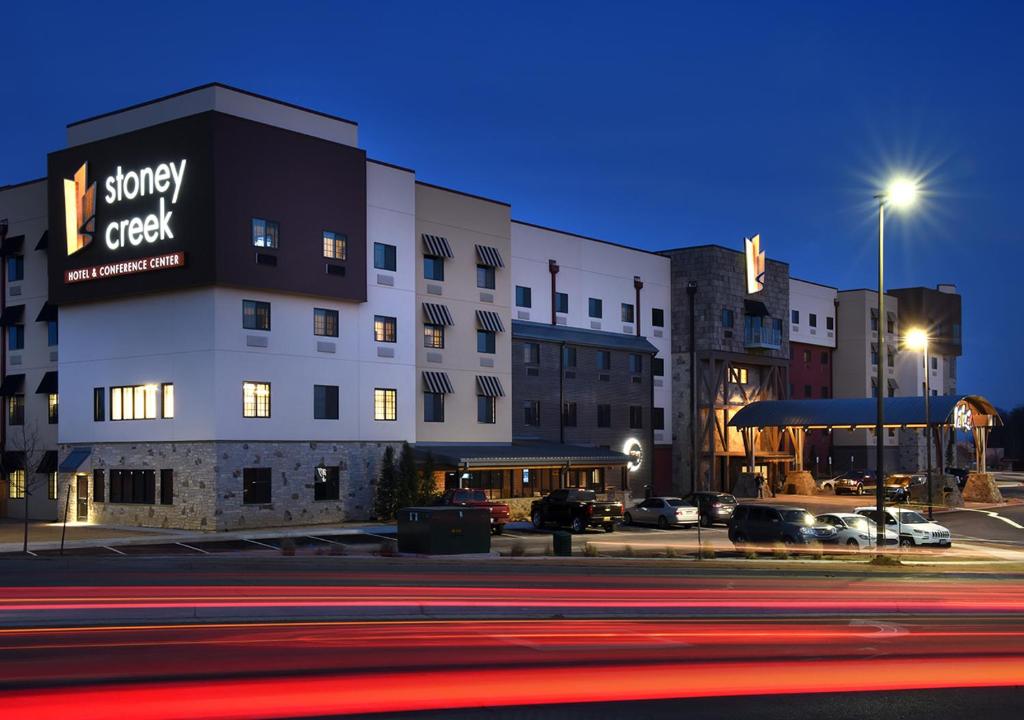 un bâtiment avec un panneau sur le côté d'une rue dans l'établissement Stoney Creek Hotel Tulsa - Broken Arrow, à Broken Arrow