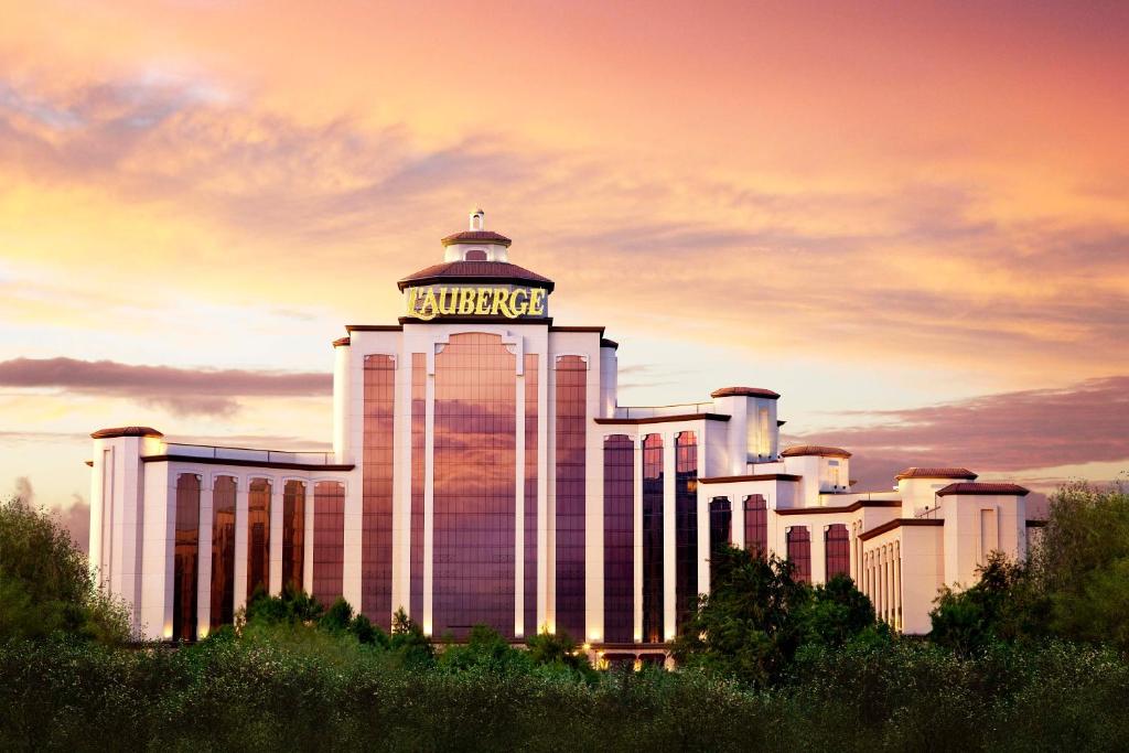 un edificio con un letrero de Hollywood encima en L’Auberge Casino Resort Lake Charles en Lake Charles