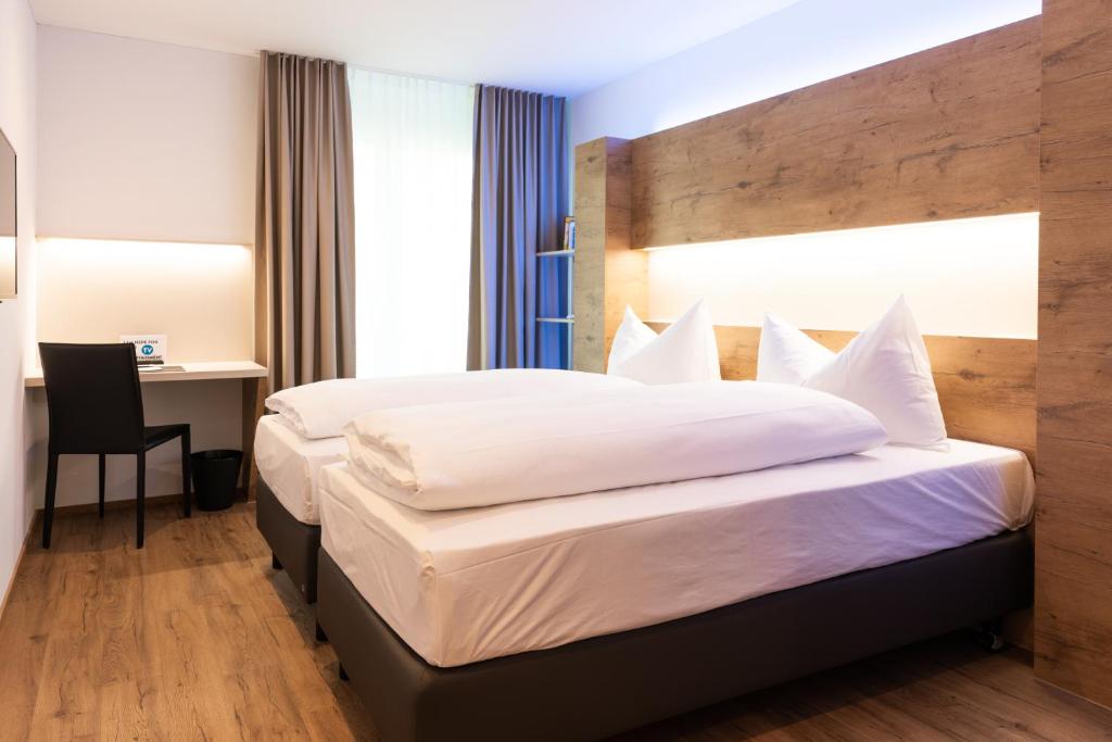 Postel nebo postele na pokoji v ubytování TRIP INN JET HOTEL Zürich Airport