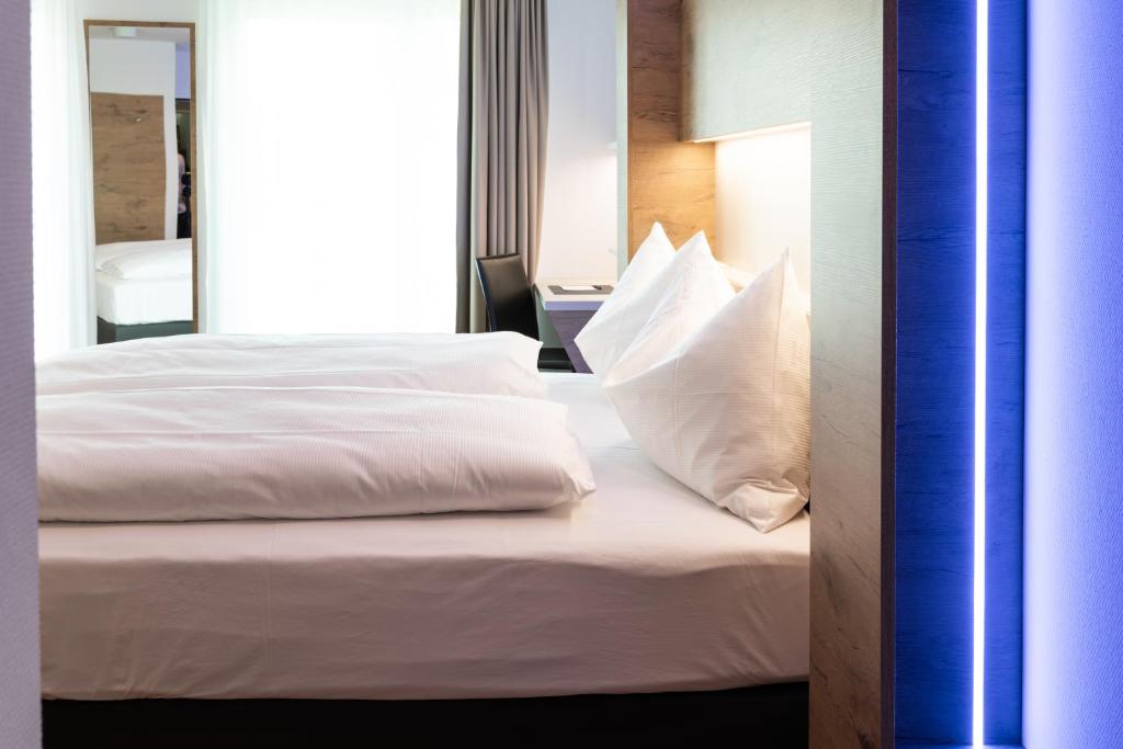 Postel nebo postele na pokoji v ubytování TRIP INN JET HOTEL Zürich Airport