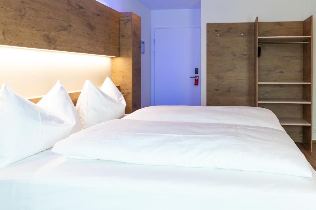 Postel nebo postele na pokoji v ubytování TRIP INN JET HOTEL Zürich Airport