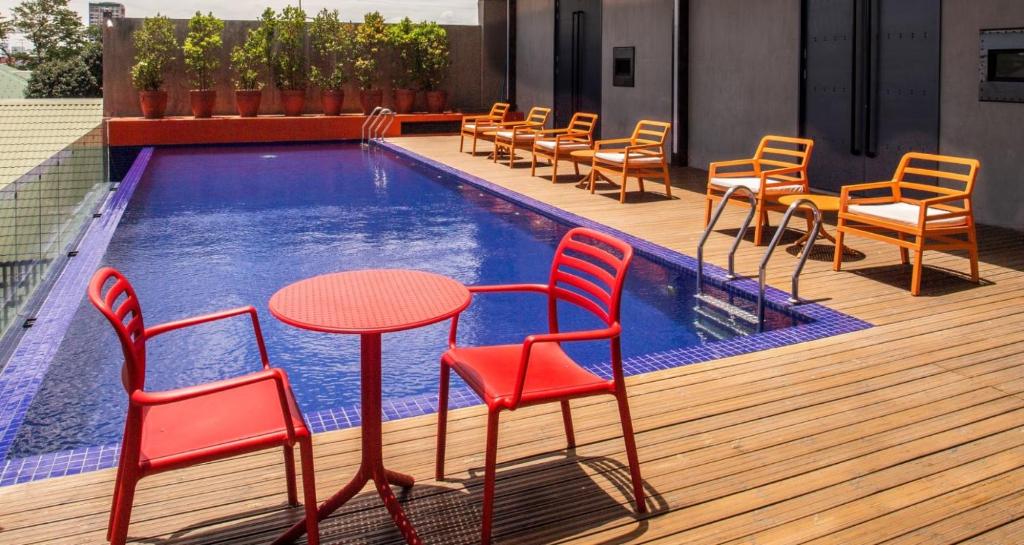 Bazén v ubytování The B Hotel Quezon City nebo v jeho okolí