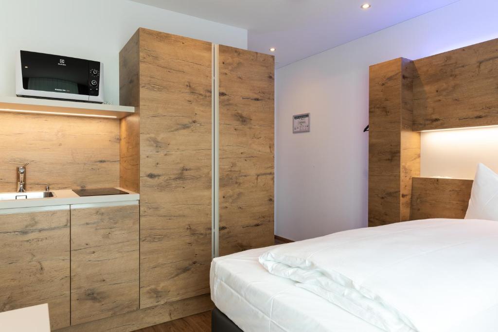 Postel nebo postele na pokoji v ubytování TRIP INN JET HOTEL Zürich Airport